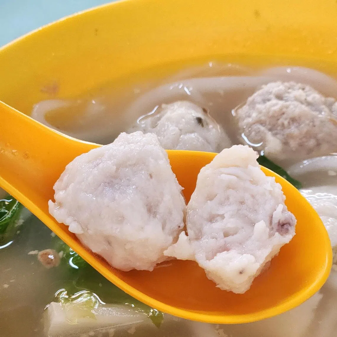 墨鱼丸的外形、弹性和味道，和机器制作的大不相同。（陈爱薇摄）
