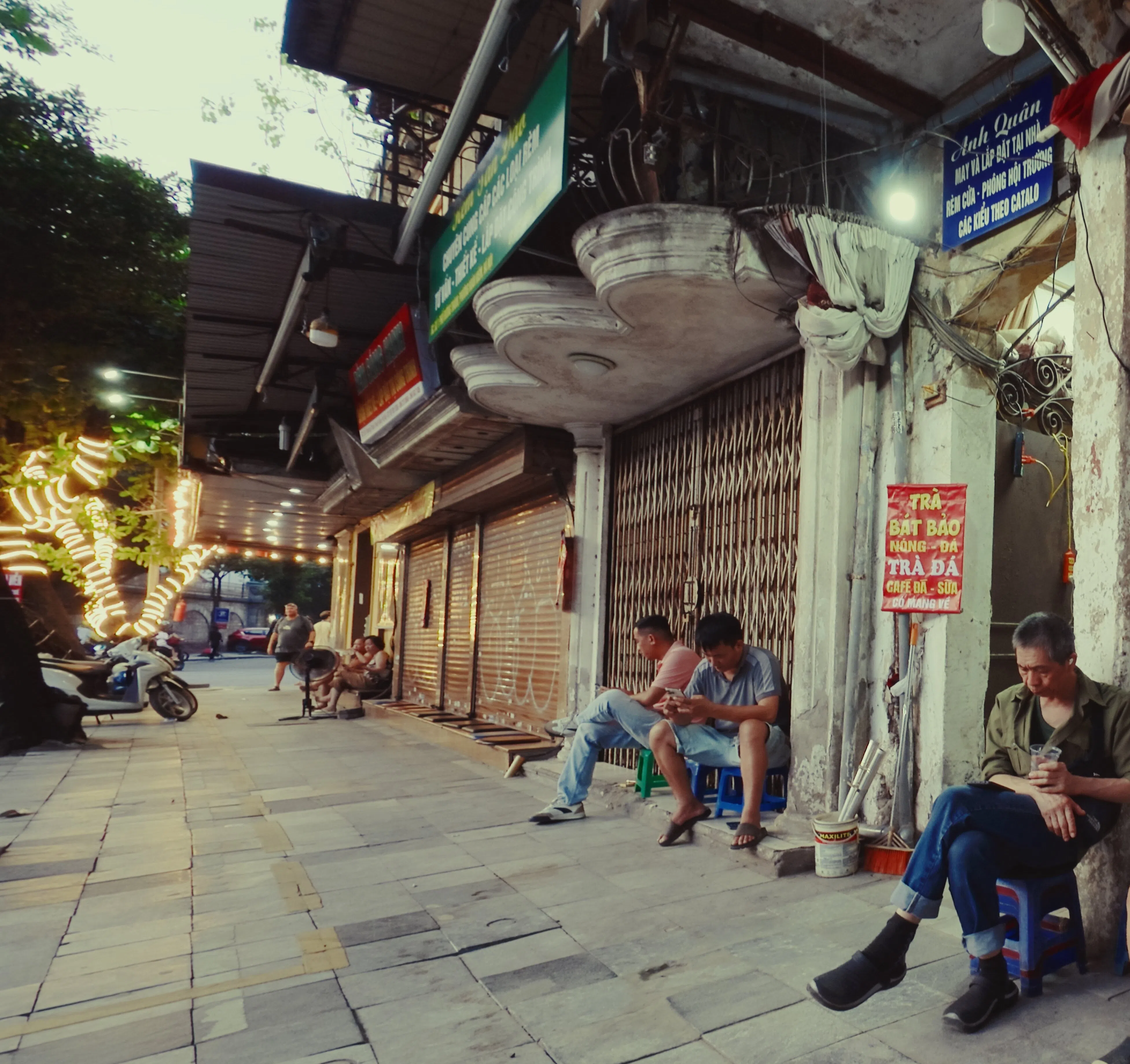 傍晚时分，几个大叔坐在街旁的塑料矮凳上歇脚。（萧寺明摄）