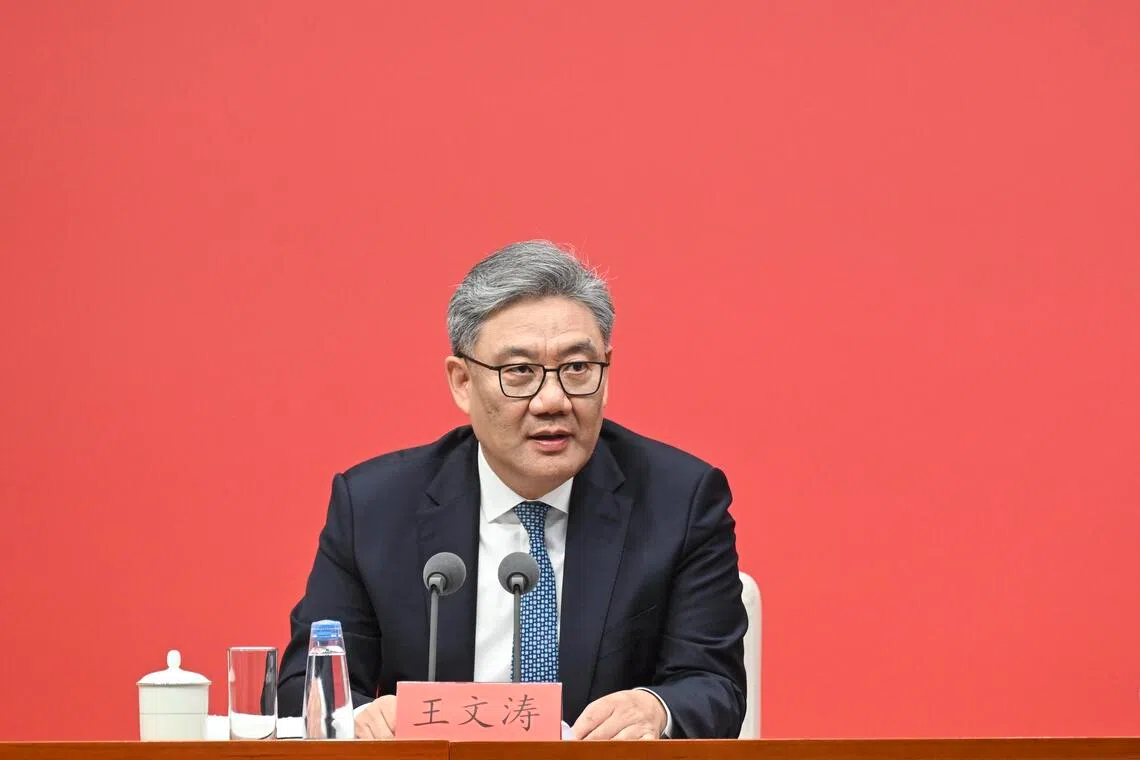 中国商务部长王文涛星期五（10月24日） 在中共中央召开的新闻发布会上说，中美完全可以找到解决彼此关切的办法，找到正确的相处之道。（新华社）