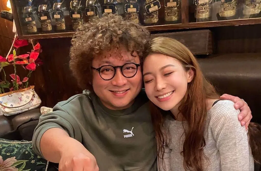 依依（右）陪伴纳豆走过人生低谷，情比金坚。（互联网）