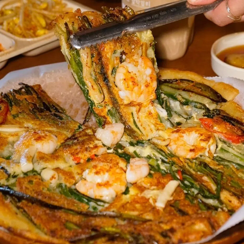 金黄酥脆的海鲜煎饼，香气四溢。（餐馆提供）