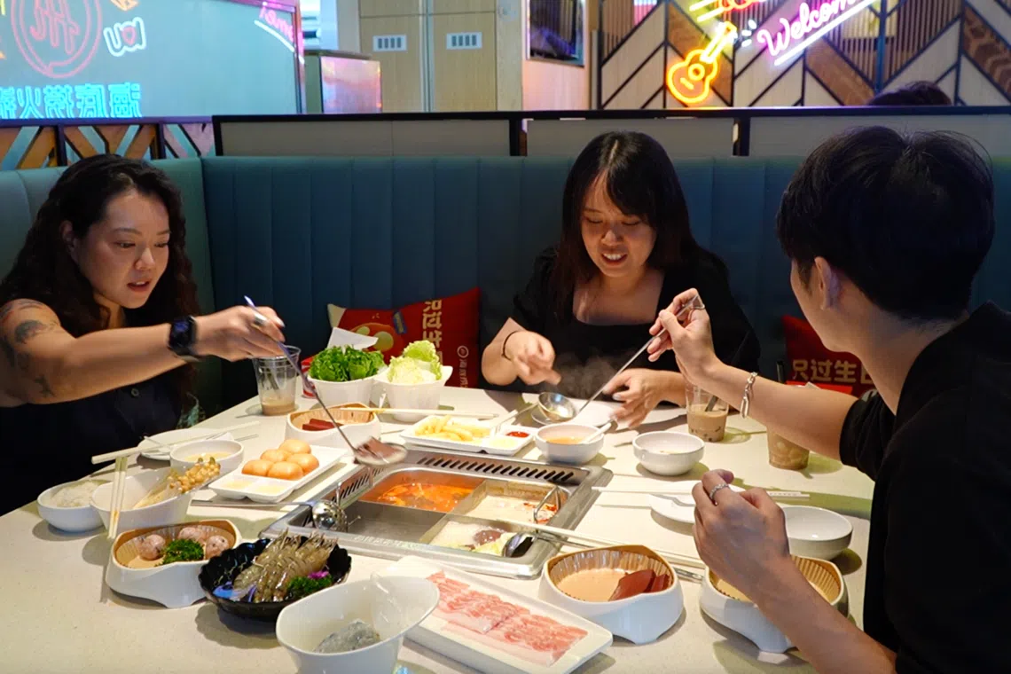 新加坡海底捞于5月28日推出猪血制品搭配火锅。（视频截图）