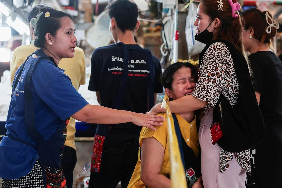 安多哥市场的大规模枪击案导致五人死亡，一名女子在案发现场恸哭，相信是遇难者的亲属。（路透社）