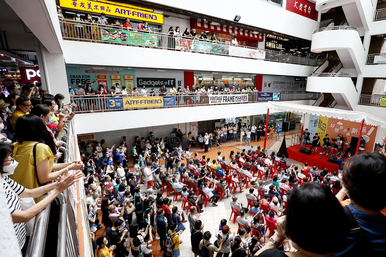 2022年6月5日，由电台96.3好FM举办，题为《好想跟你唱新谣》的演唱会于百胜楼中央广场举行，现场反应热烈，舞台周围以及各楼层都站满了观众。这场新谣演唱会是“新加坡书展2022”的活动之一。（档案照片）