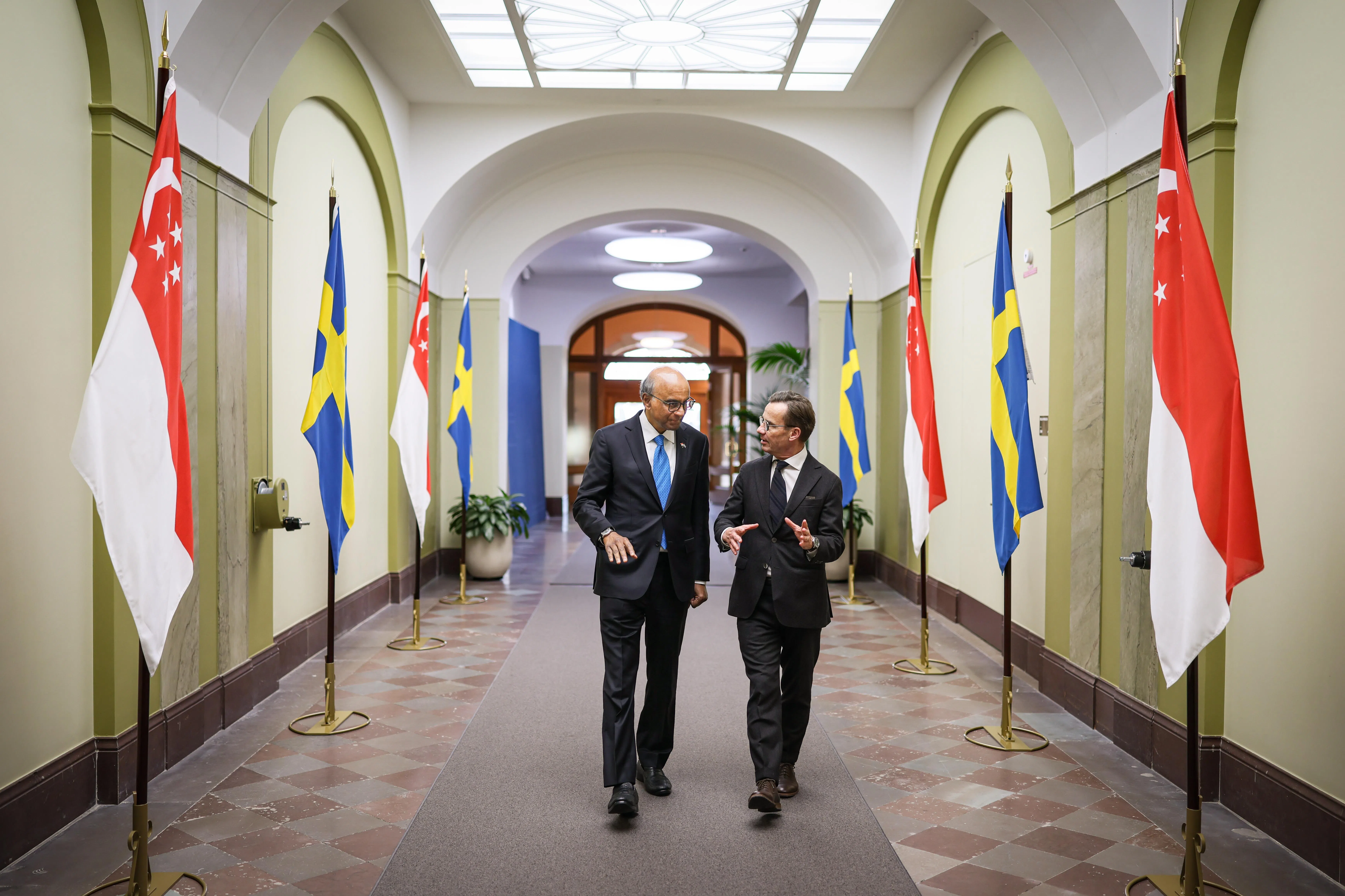 尚达曼总统（左）会见瑞典首相克里斯特松（Ulf Kristersson，右）。两人欢迎新瑞持续扩大合作，从贸易和国防科技等传统领域，逐步拓展至能源、创新和绿色科技。（数码发展及新闻部提供）