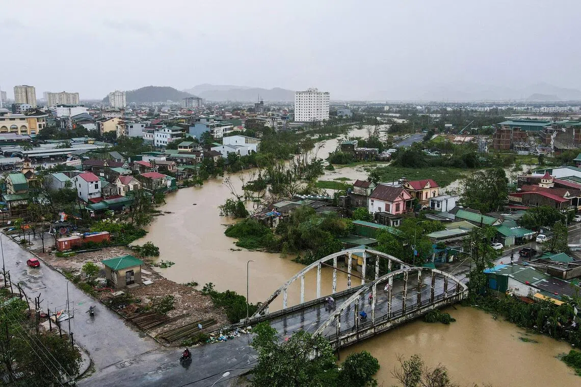 9月29日，台风“博罗依”过境越南义安省，导致河水水位上涨，留下满目疮痍的街道。（法新社）
