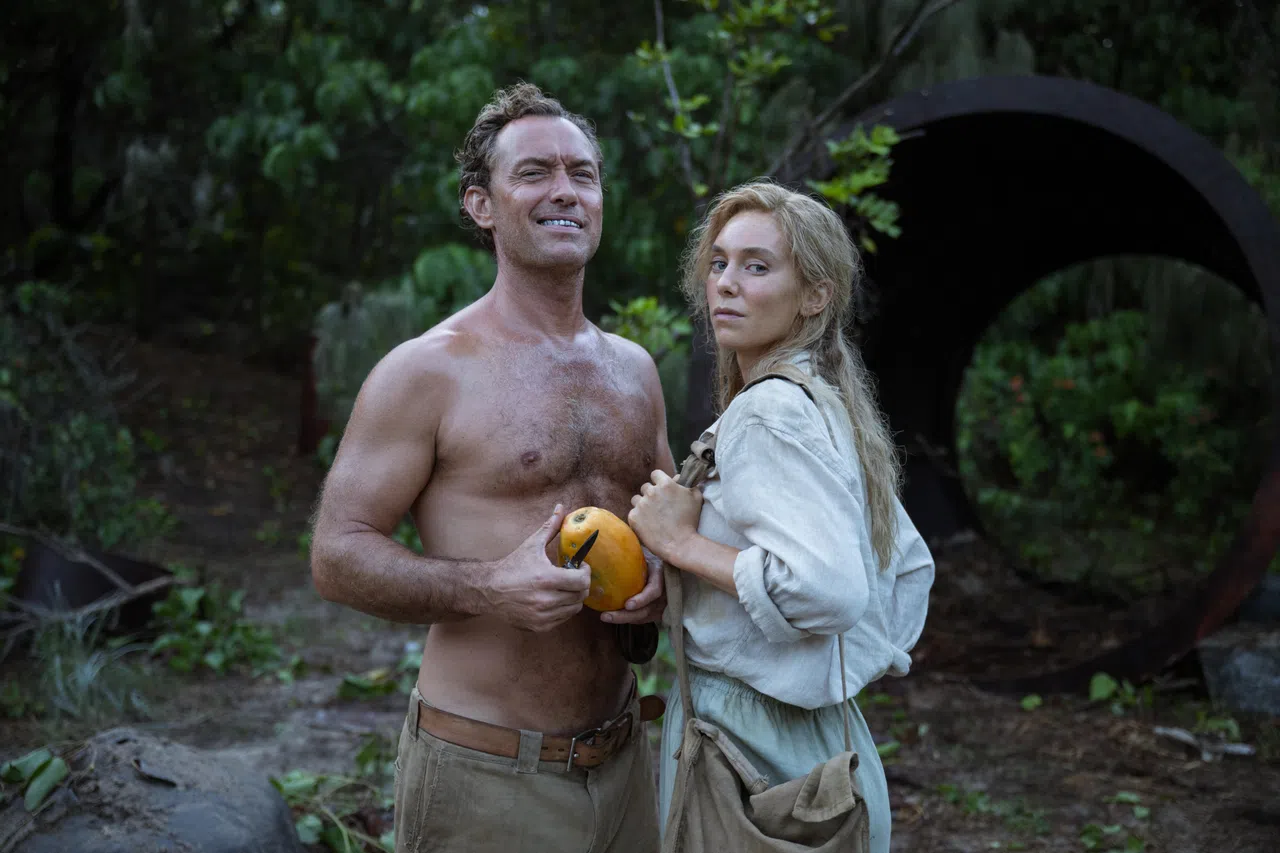 Jude Law（左）和Vanessa Kirby扮演原本在荒岛过着宁静生活的夫妻。（邵氏机构提供）