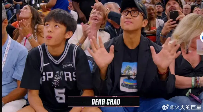 邓超（右）和等等到美国看NBA比赛，难得曝光儿子的正面。（互联网）