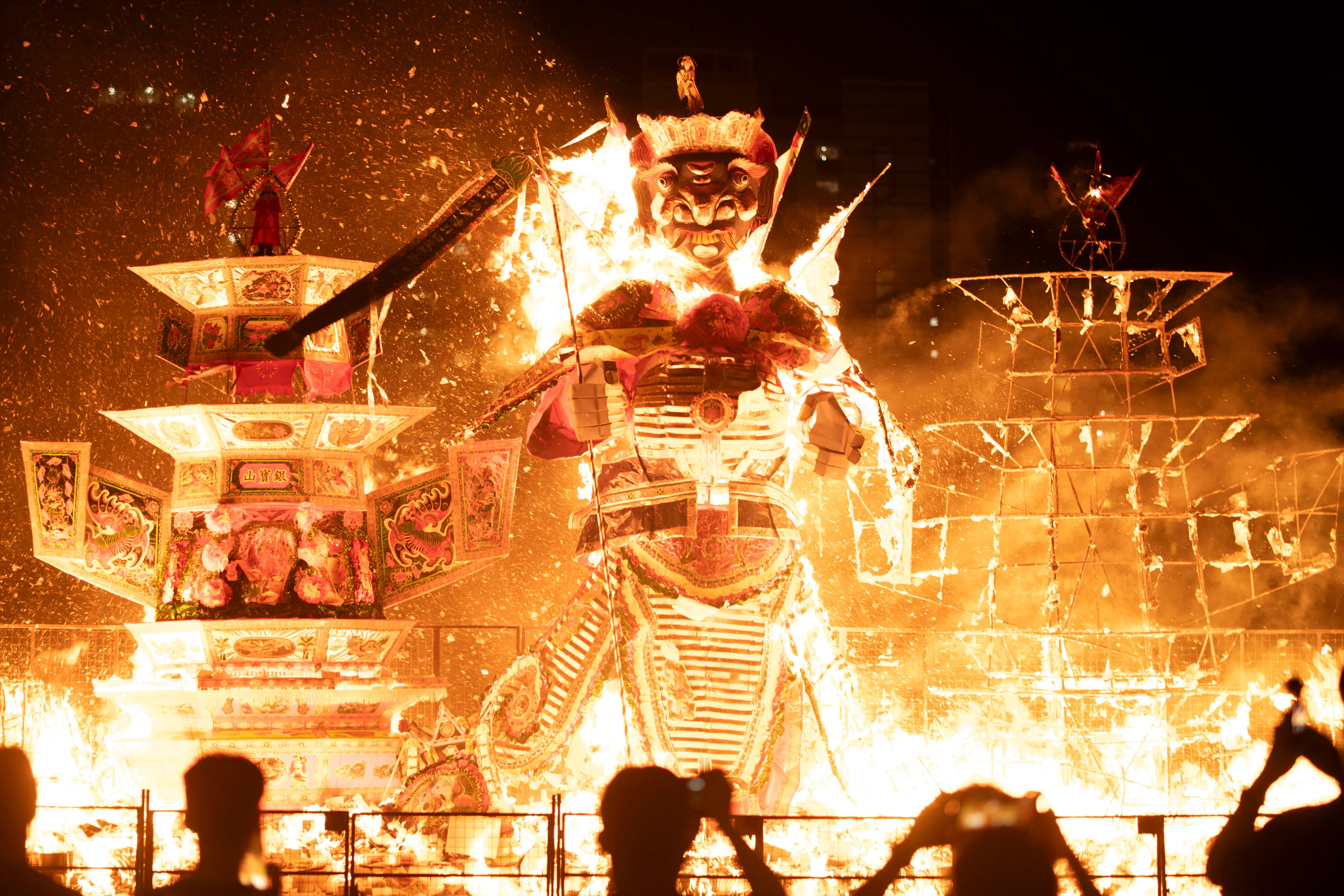 众人围观大士爷在盂兰胜会祭祀仪式结束后被焚化的场面。（维罗妮卡摄）