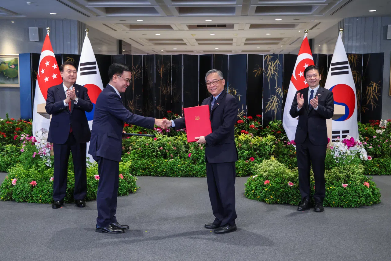 副总理兼贸工部长颜金勇（右二）和韩国副总理兼企划财政部长崔相穆（左二），代表两国交换五项合作谅解备忘录。见证仪式的是黄循财总理（右一）和韩国总统尹锡悦。（白艳琳摄）