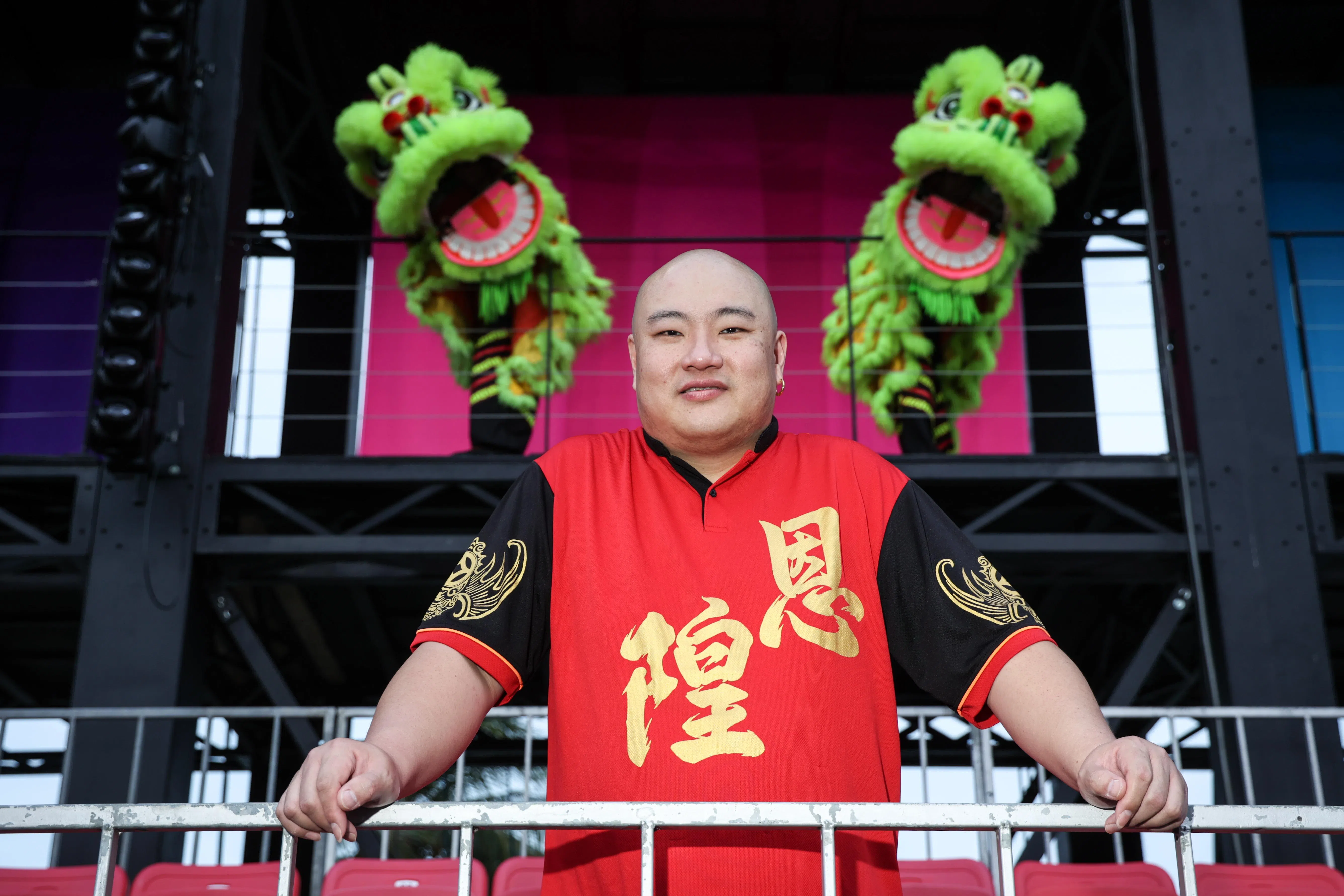 参加妆艺大游行一直是温馆恩隍文化团创办人温梓良的儿时梦想，今年第四次参与妆艺的他发现，妆艺深深地改变了他对传统艺术传承的看法，让他发现自己也能在不忘初心、不舍弃传统的情况下，为传统艺术注射新活力。（关俊威摄）