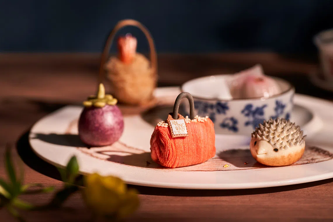 吃粤式点心如虾饺、烧麦等，可搭配铁观音或凤凰单丛。图为金蜓湾造型精致的点心。（餐馆提供）
