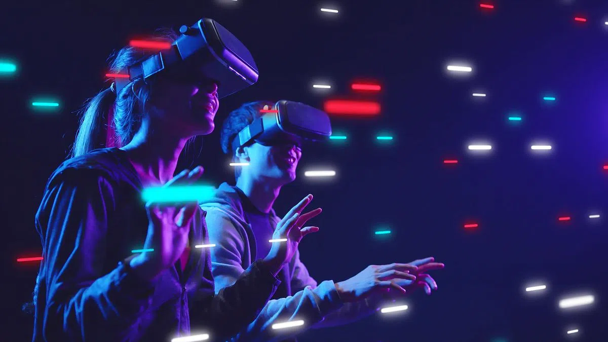 用户可使用VR设备体验元宇宙。（iStock图片）