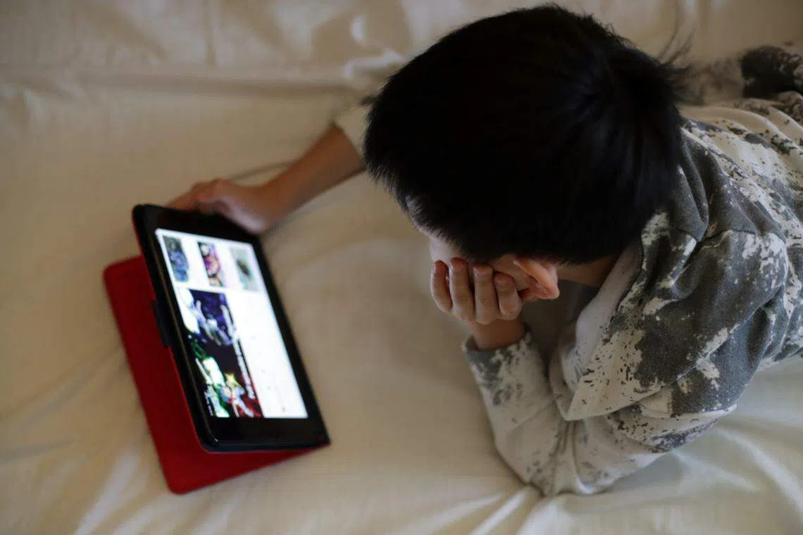 孩子在睡前至少一小时内，应避免使用电子设备。（档案照）
