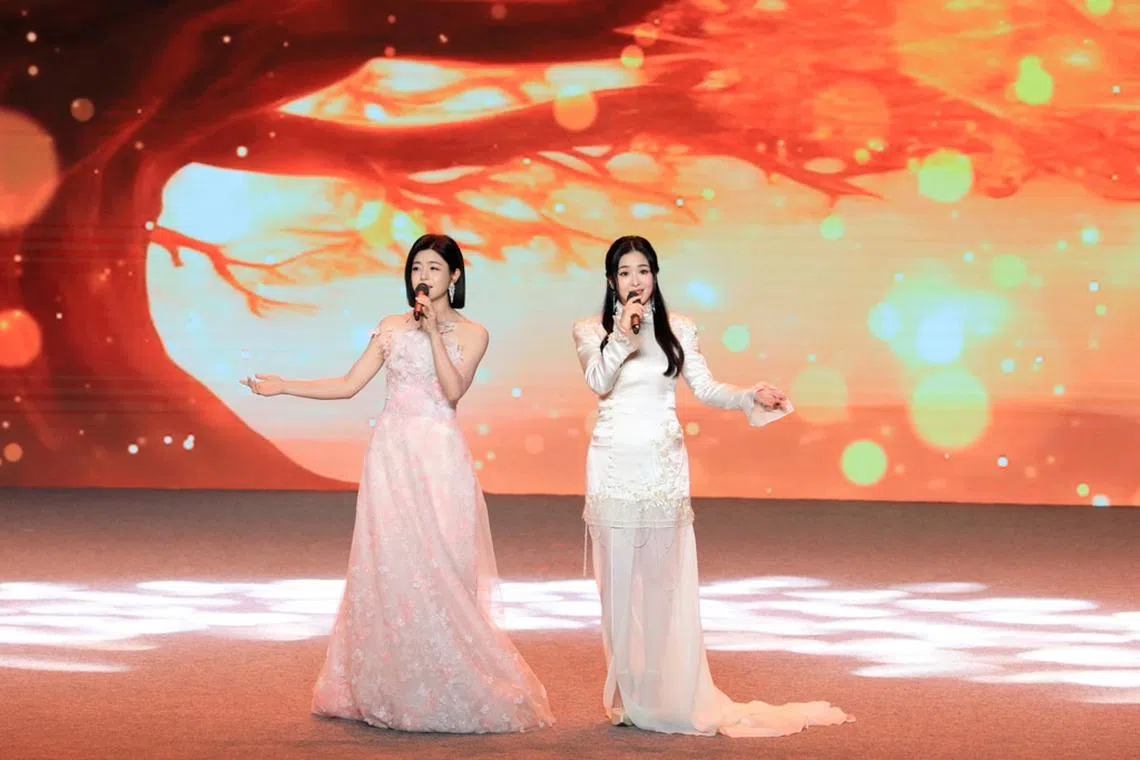 陈妍希（左）、张含韵在厦门影视季活动合唱歌曲《若思念便思念》。（互联网）