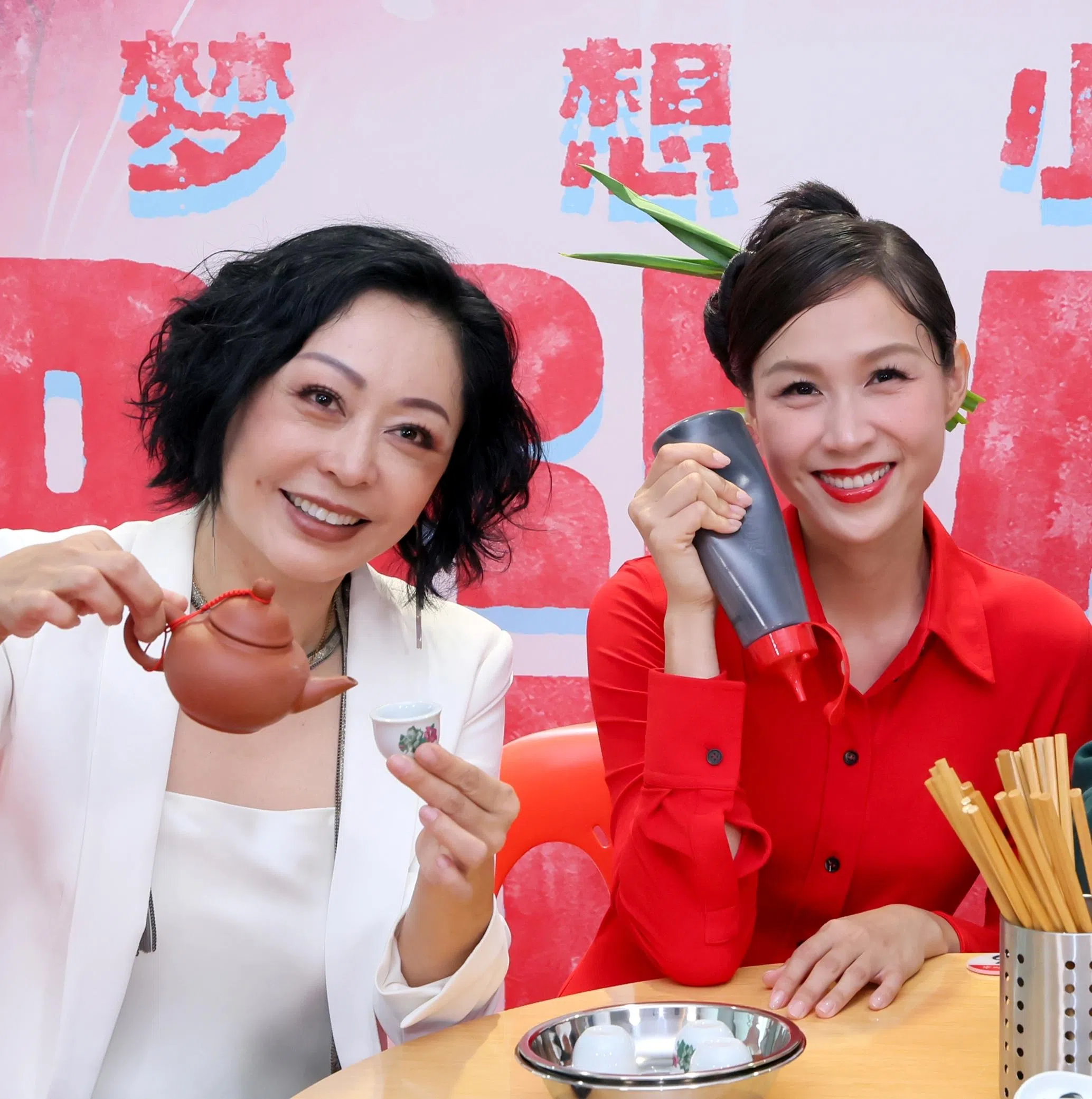 薛素珊（左）在片中饰演雅慧经纪人，两人回忆当年初入娱乐圈的趣事。（龙国雄摄）