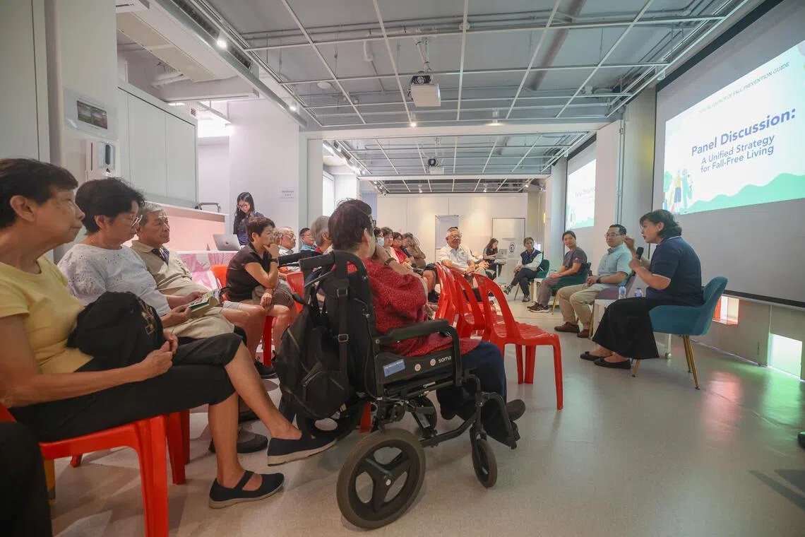 三家机构在为“稳享生活：新加坡老年人预防跌倒使用指南”推介仪式上，向媒体及年长者介绍指南的内容。（蔡家增摄）