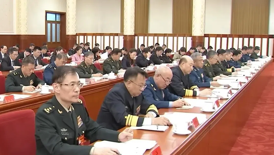 解放军中部战区空军司令员韩胜延（前排左三）列席了今年10月的中共四中全会。（央视新闻联播截图）