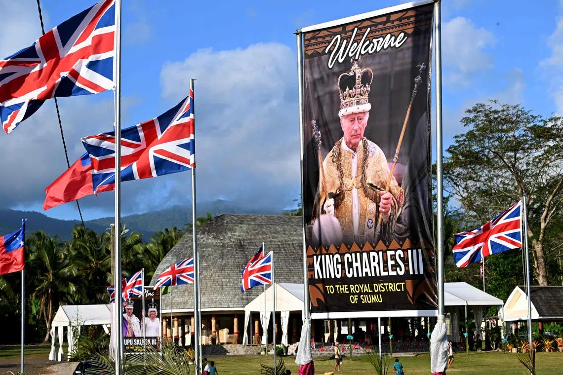 英国国王查尔斯三世本周将到萨摩亚出席共和联邦政府首脑会议，并对萨摩亚进行国事访问。萨摩亚阿皮亚悬挂多个横幅，欢迎查尔斯三世。（法新社）