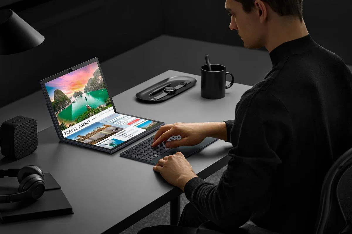 Zenbook 17 Fold OLED是全球首款17英寸超大折叠屏笔电。（厂商提供照片）