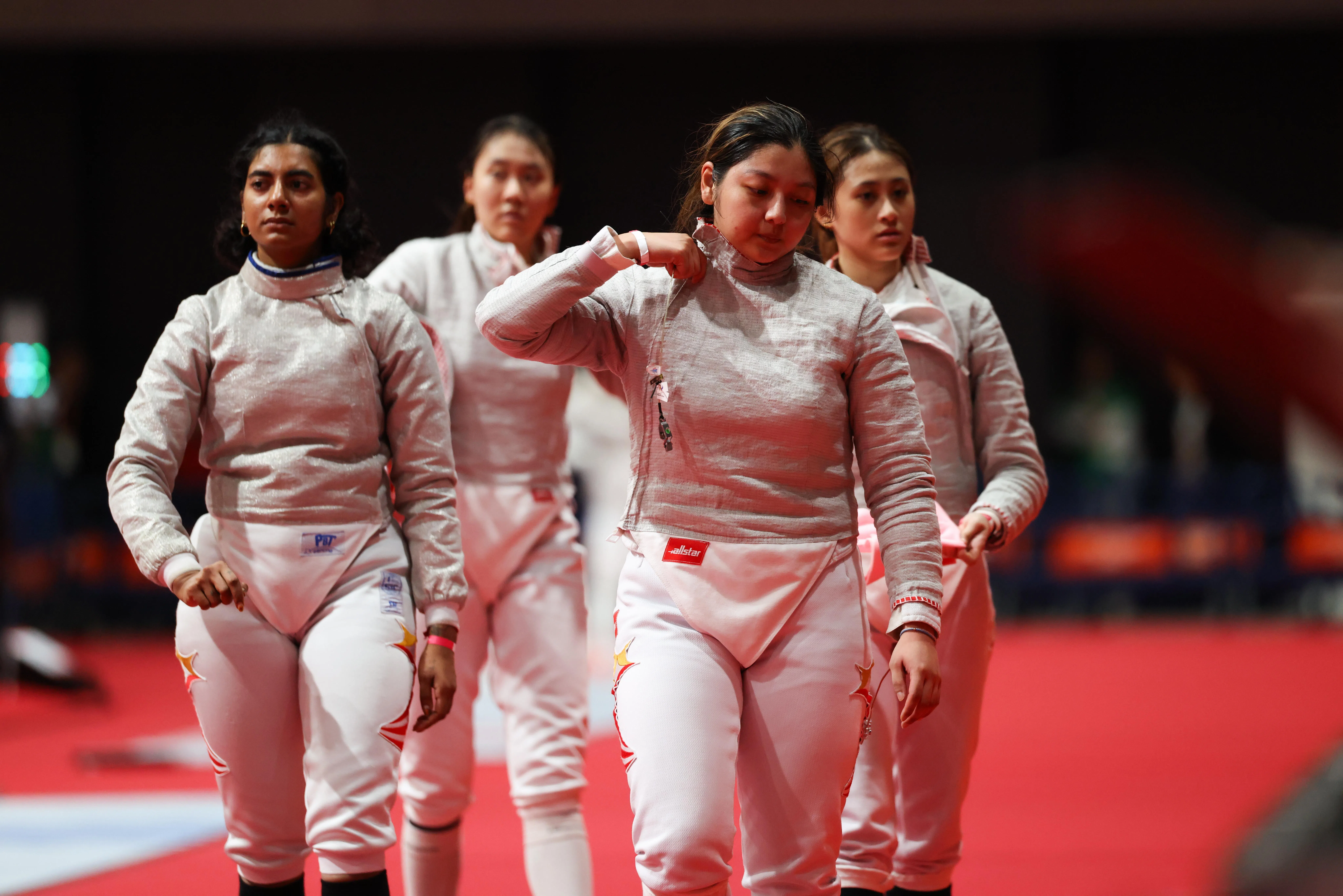 不敌强敌中国，我国佩剑女队赛后有些失望，左起为库马尔、王洁敏、陈凯俐和林佳蒽。（关俊威摄）