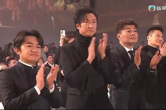 全场艺人起立为曾志伟鼓掌。（互联网）