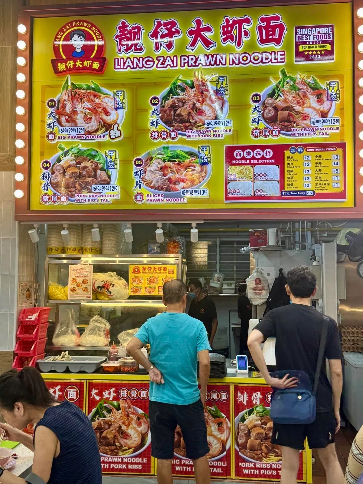 靓仔大虾面开在榜鹅中第622D座组屋楼下的Happy Hawkers喜多福食阁里。（叶晓虹摄）