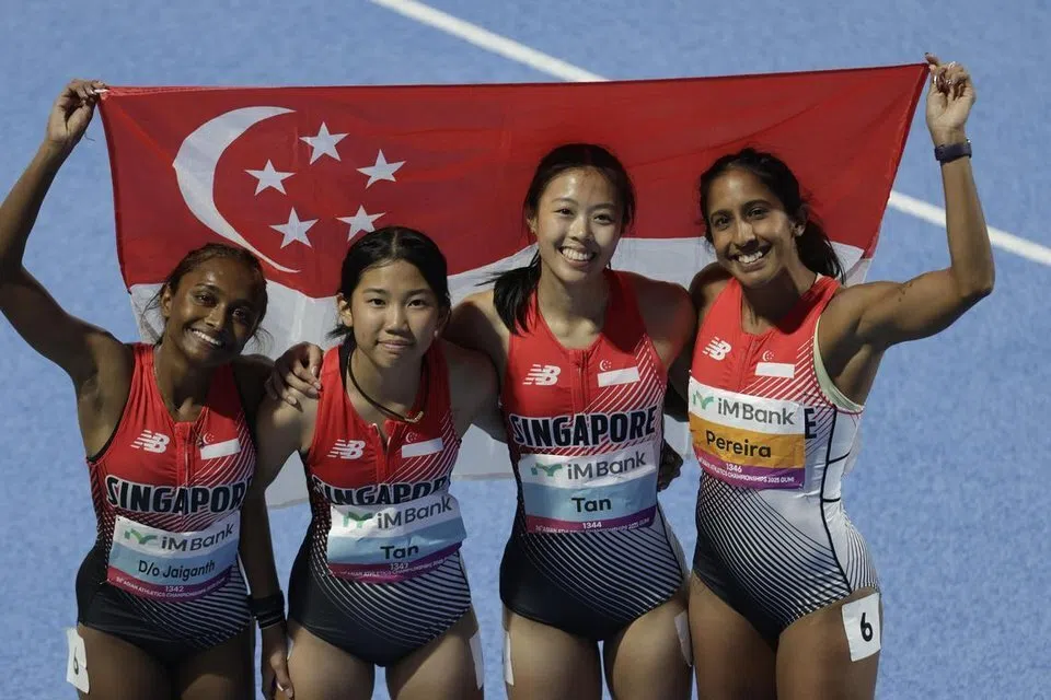 15岁的短跑女将陈盈彤（左二）今年5月首度收到国家队征召，在女子4x100米决赛与“短跑女王”珊蒂（右一）等人并肩作战。（新加坡田径总会提供）
