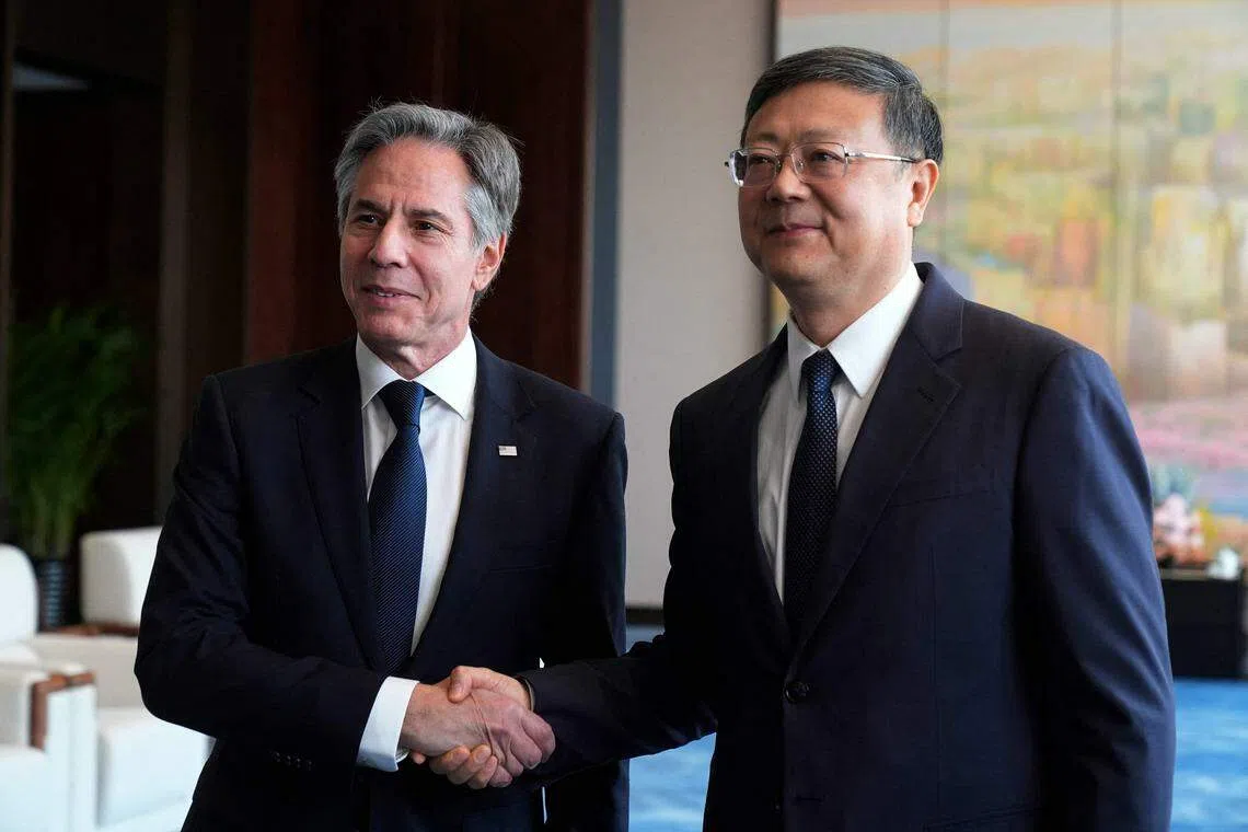 美国国务卿布林肯（左）星期四上午与中共上海市委书记陈吉宁（右）会面。（法新社）