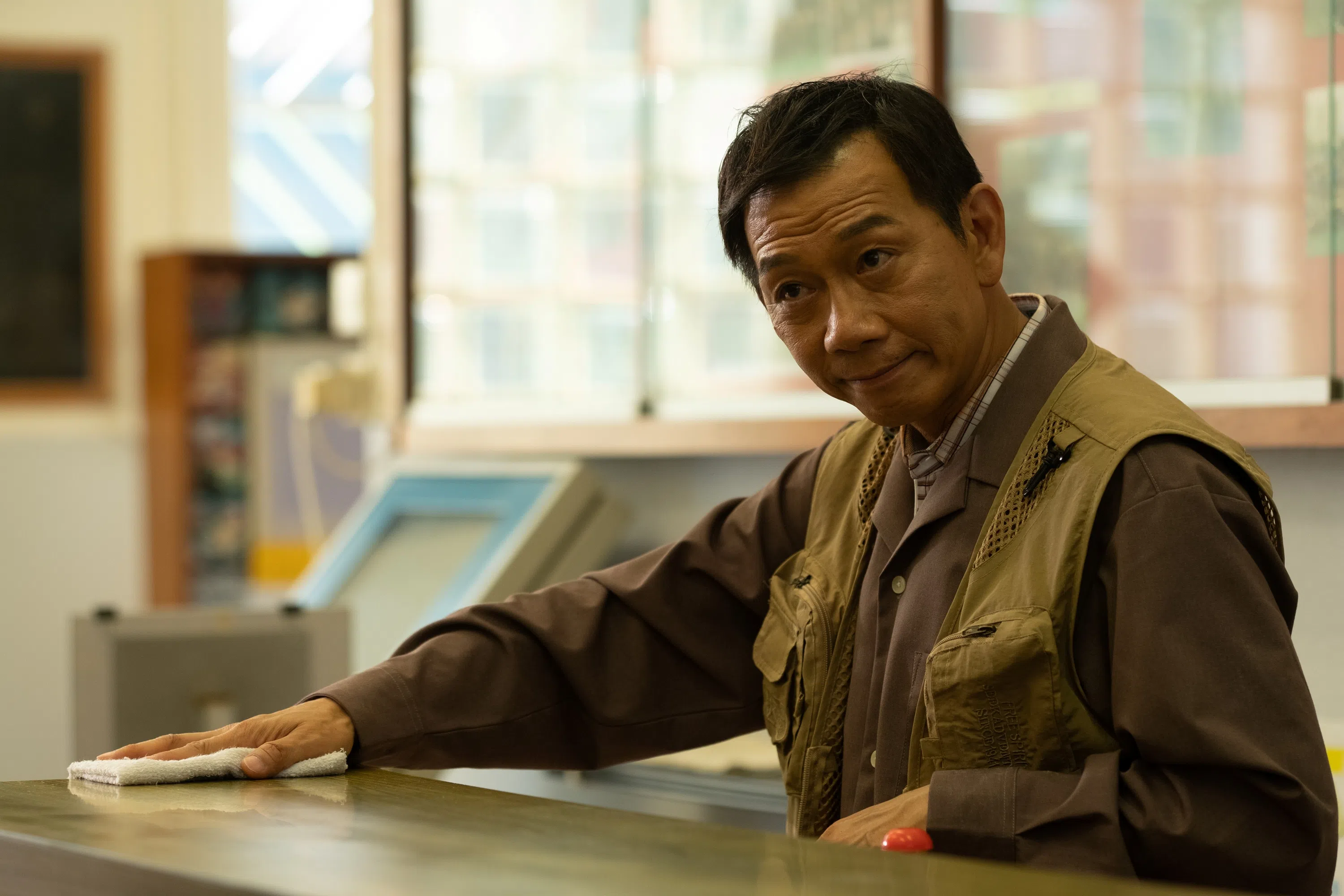 袁富华在《说笑之人》饰演轻度智障人士，并与儿子相依为命。（新加坡电影协会提供）