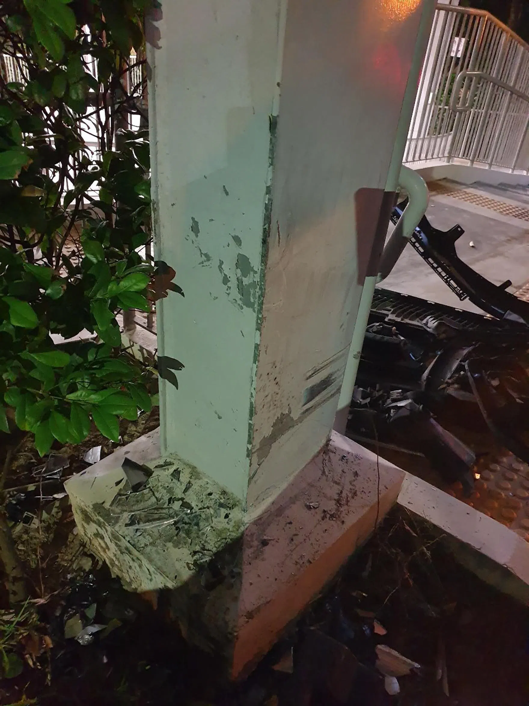 被告开车行至榜鹅坊第209座停车场的辅助路时，车子在右转过程中突然失控，撞上有盖走廊的柱子，导致柱子受损。（取自法庭文件）
