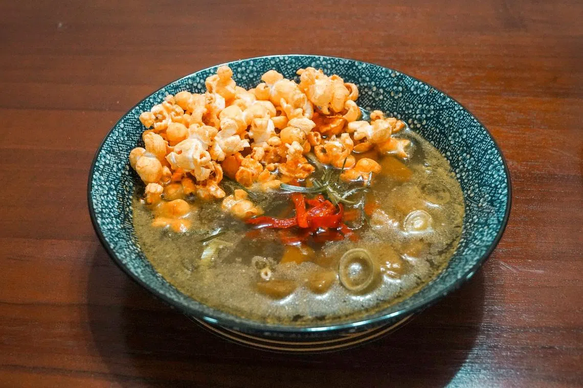 Jukut Blook以香料烘托出鱼肉与根茎蔬菜独特风味，最后撒上爆米花。（餐馆提供）