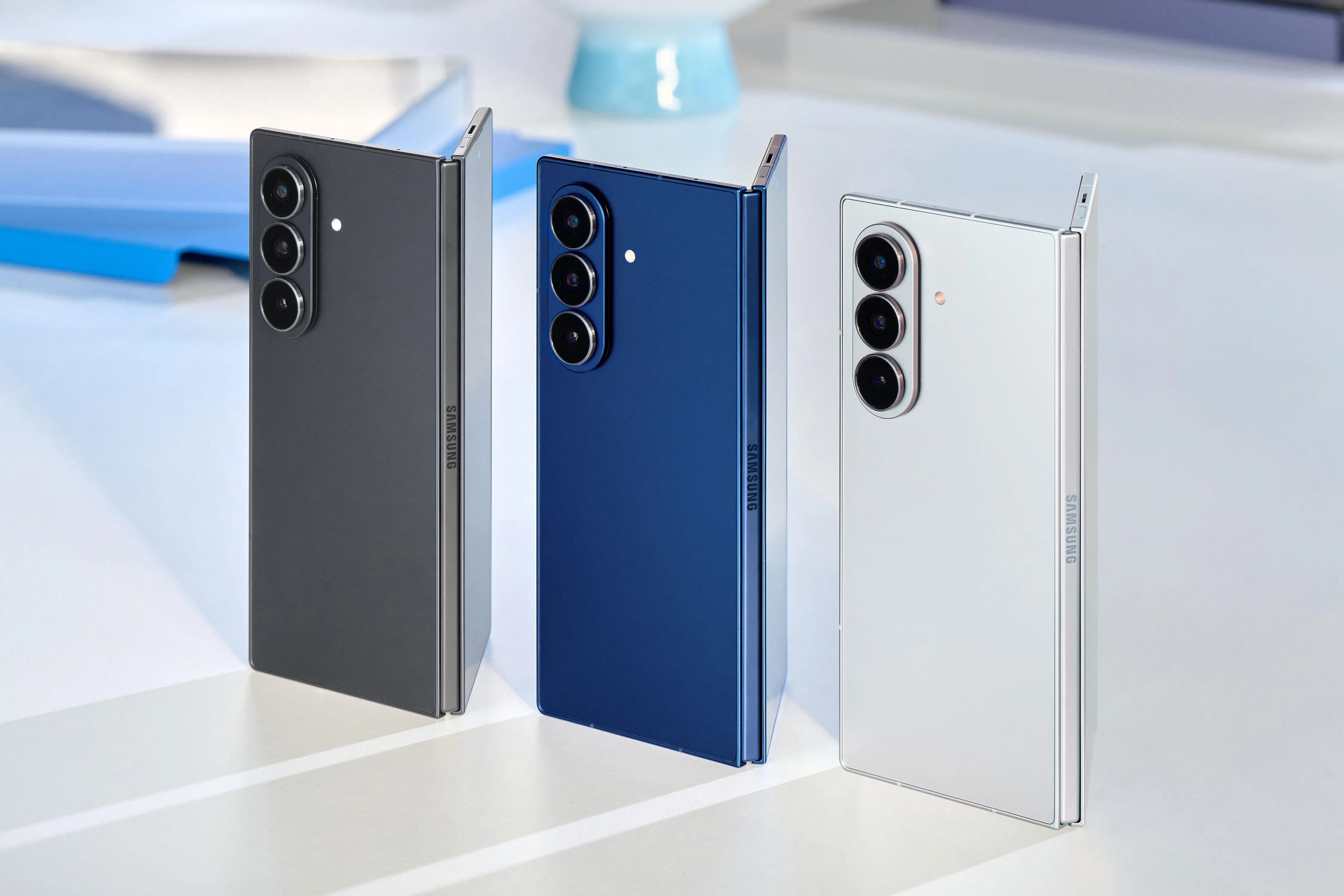 三星Galaxy Z Fold7有黑、蓝及银三色，走低调设计风格。（商家提供）