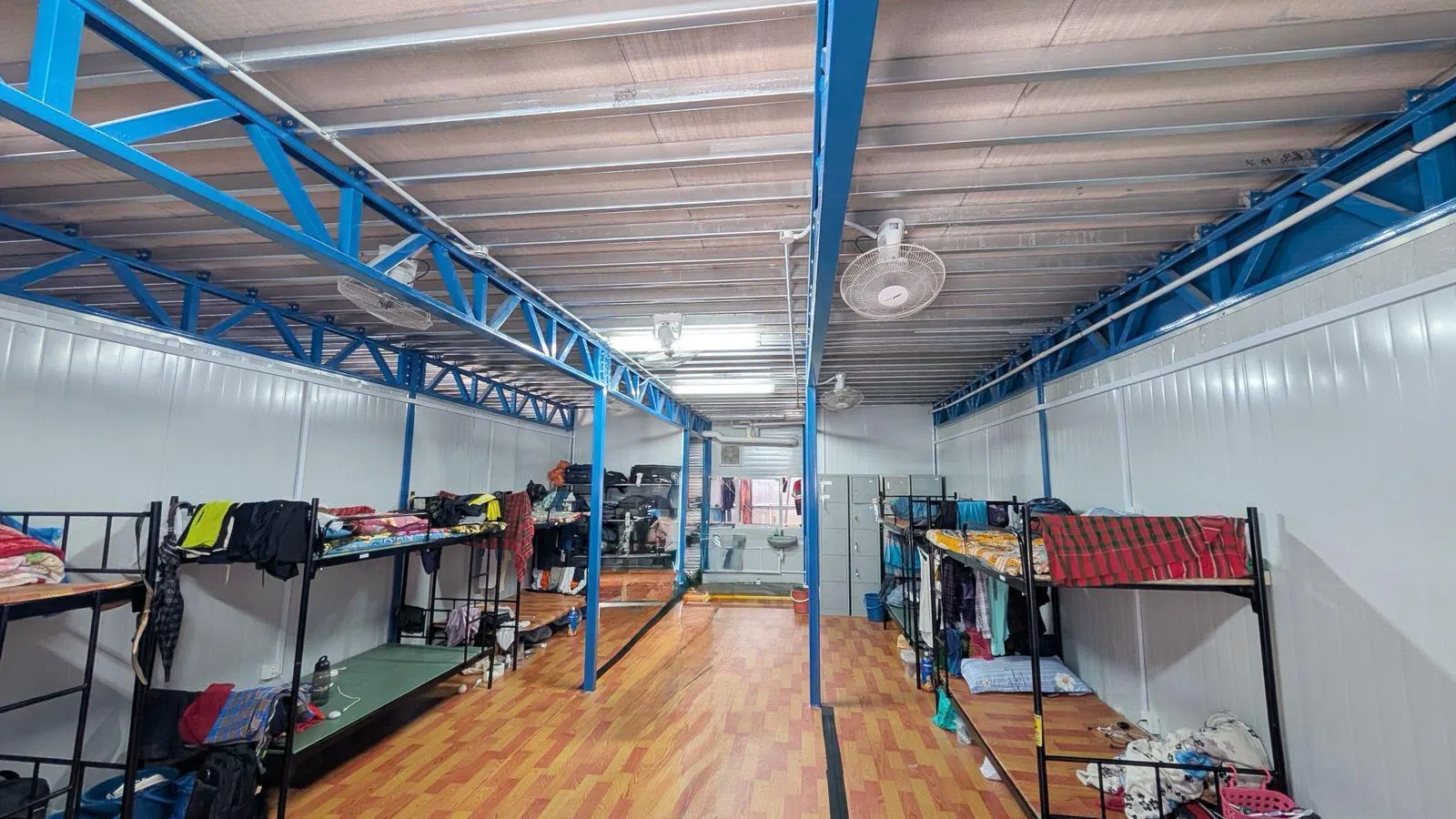 研究团队在加冷和达曼裕廊两个工地的临时宿舍，招募了38名客工参与一项睡眠研究。（伯克利新加坡研究教育联盟提供）