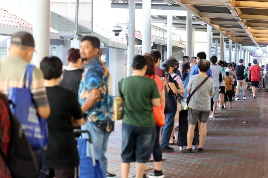 记者星期天（31日）到场观察，早上8时已有超过50人排队，大约半小时后，已经变成100多人的队伍。（庄耿闻摄）