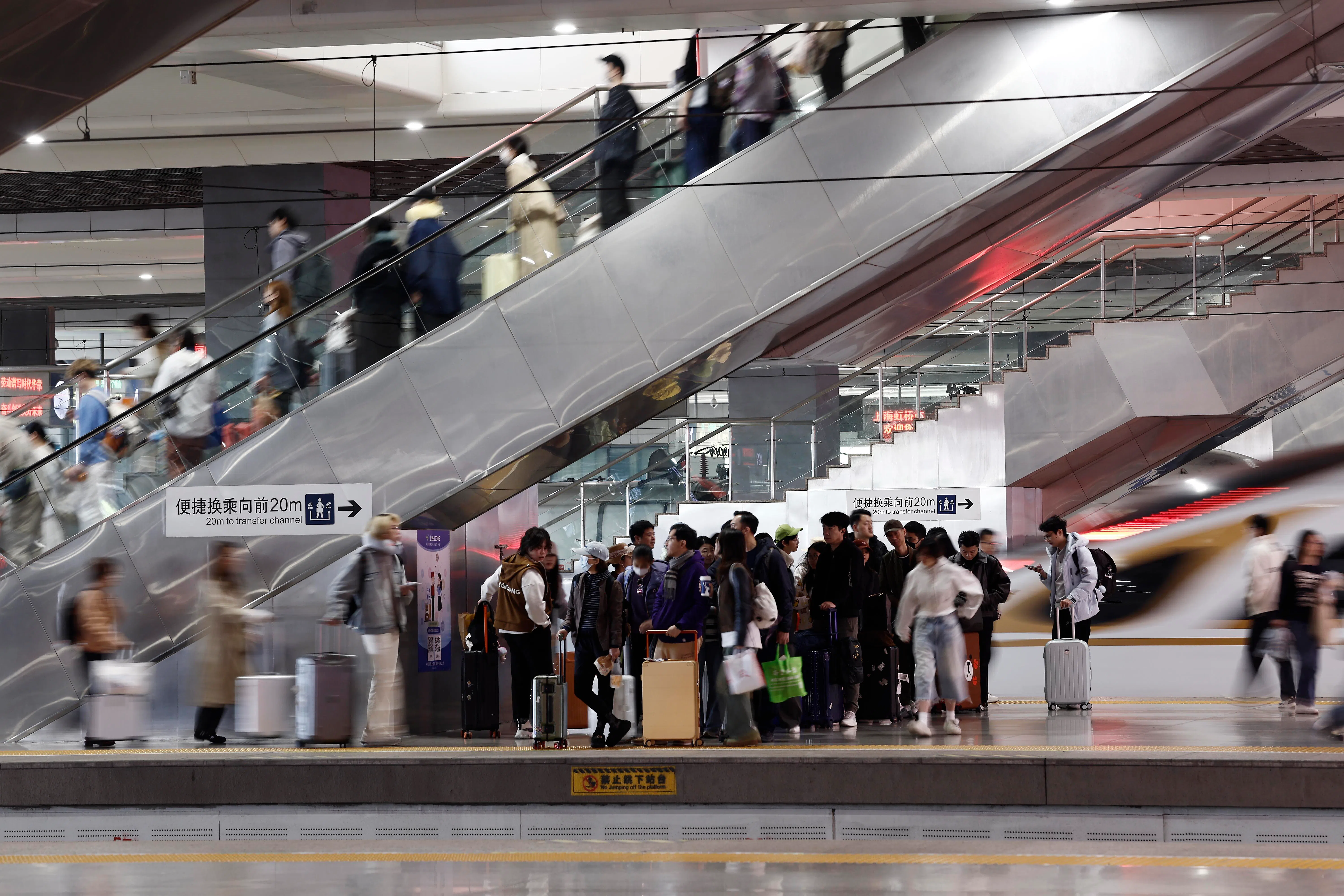 5月1日，旅客在铁路上海虹桥站站台上，等待高铁列车抵达。（中新社）