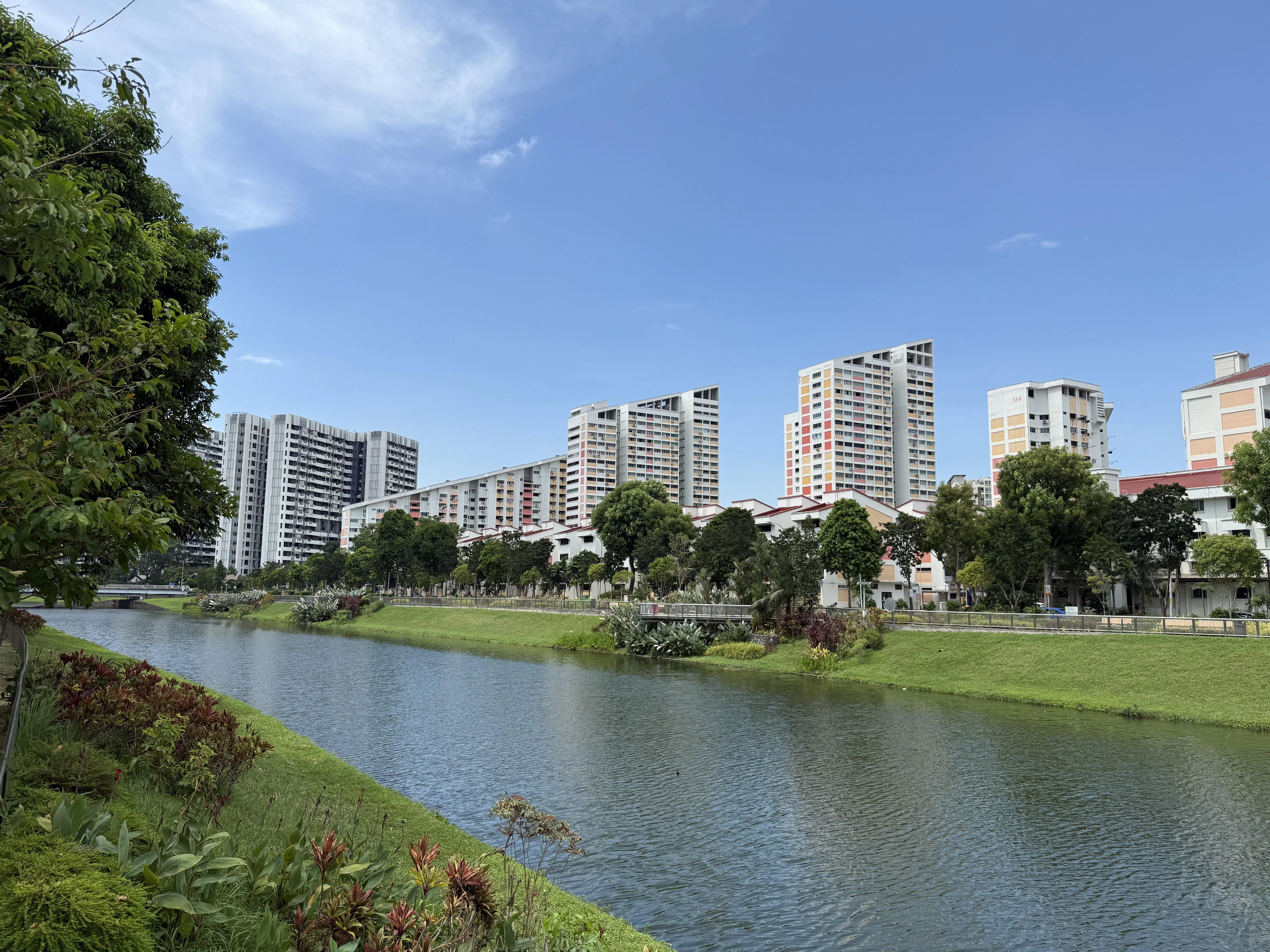 沿加冷公园连道步行，可一览波东巴西著名标志——采用倾斜式屋顶设计的组屋。（陈映蓁摄）
