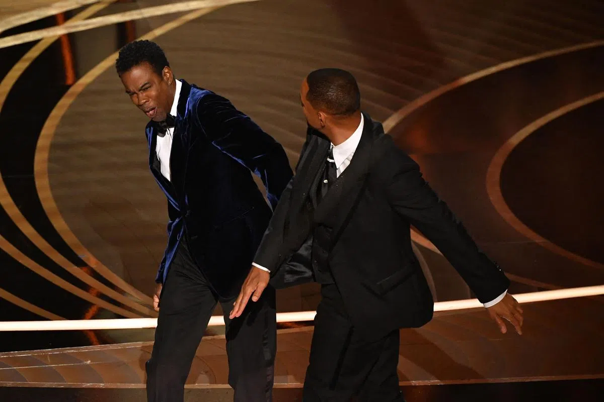 Will Smith暴怒，冲上台打Chris Rock一巴掌。（AFP）
