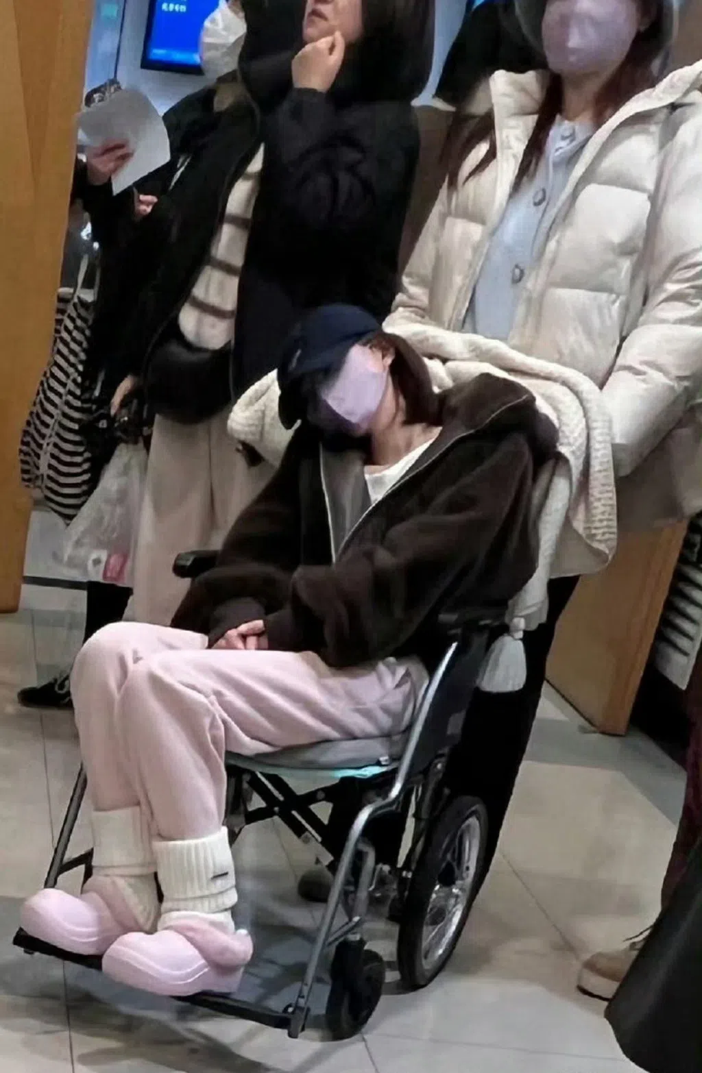 赵露思被拍到坐轮椅送医，健康亮红灯。（互联网）