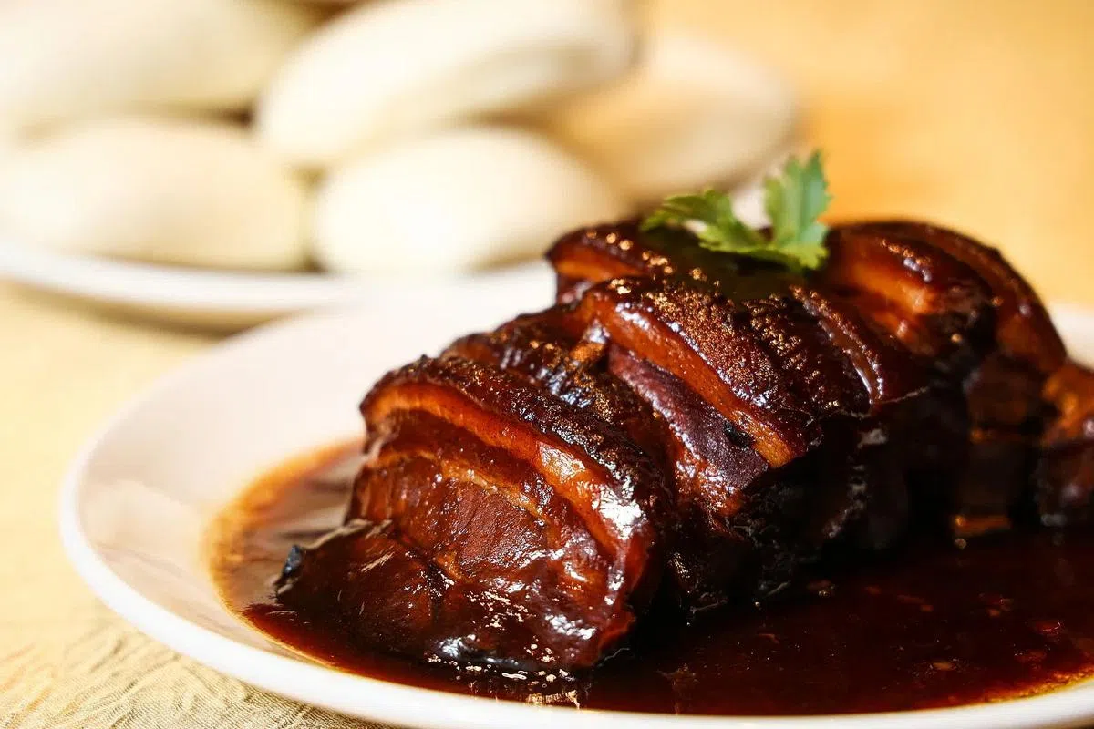 扣肉包工序多，餐馆第二代坚持沿用父亲传下的肥瘦比例。（李健玮摄）