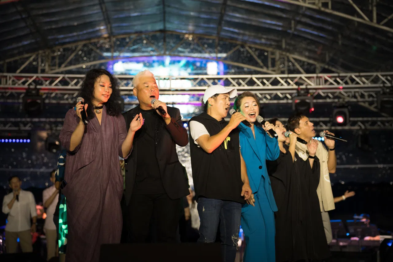 演唱会尾声，所有歌手上台一起high唱《锦绣年华》。左起为许美静、巫启贤、黎沸挥、董姿彦、邓淑娴和巫奇。（弹唱人提供）