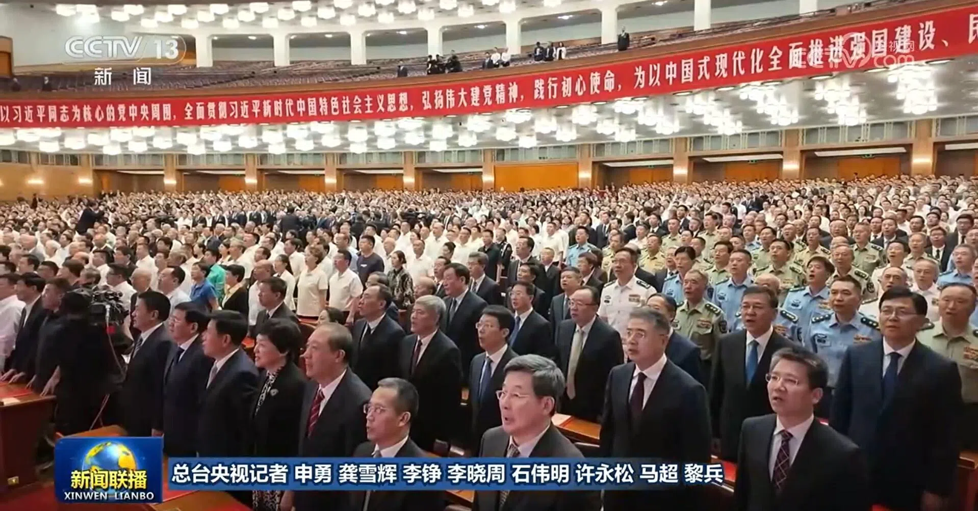 庆祝中共成立105周年音乐会《人民至上》星期一（6月29日）晚在北京举行，央视《新闻联播》画面显示出席的军队高级将领阵容。坐在第一排第一位是董军（图中第四排右五），之后依序是张曙光、韩胜延、王刚，以及排名最靠前的副战区级将领—中央军委联合参谋部副参谋长、陆军中将祝传生。（央视新闻联播截图）