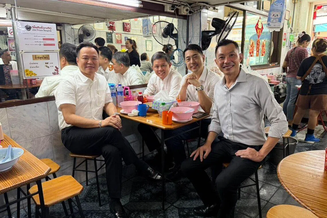 陈振声（左二）和阿努廷（左一）4月28日一同到曼谷一家知名粥店共进早餐，看起来一派轻松。（取自FC Anutin脸书）