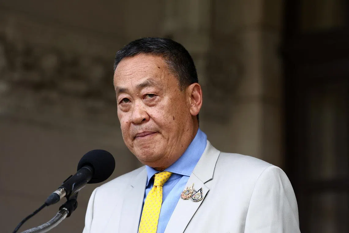 被罢免的泰国首相社德他于8月14日闻判后神色凝重，在办公楼外接受媒体提问。（路透社）