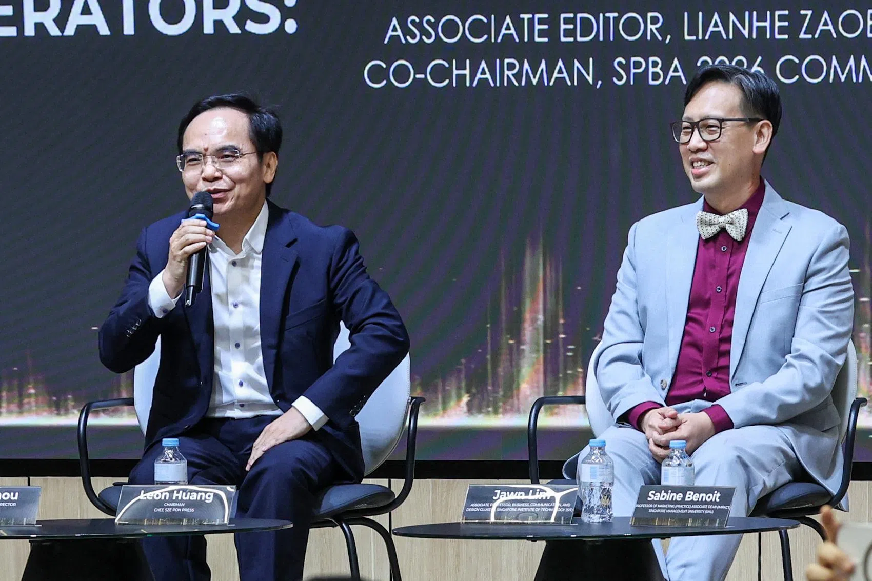 知识报社社长黄良裕（左）以及新加坡理工大学商业、传播及设计组副教授林智兴。（陈渊庄摄）