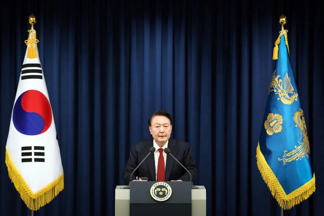 尹锡悦2024年12月3日晚突然颁布全国戒严令，几小时后却又虎头蛇尾地解严，引发韩国一场宪政危机。（法新社）