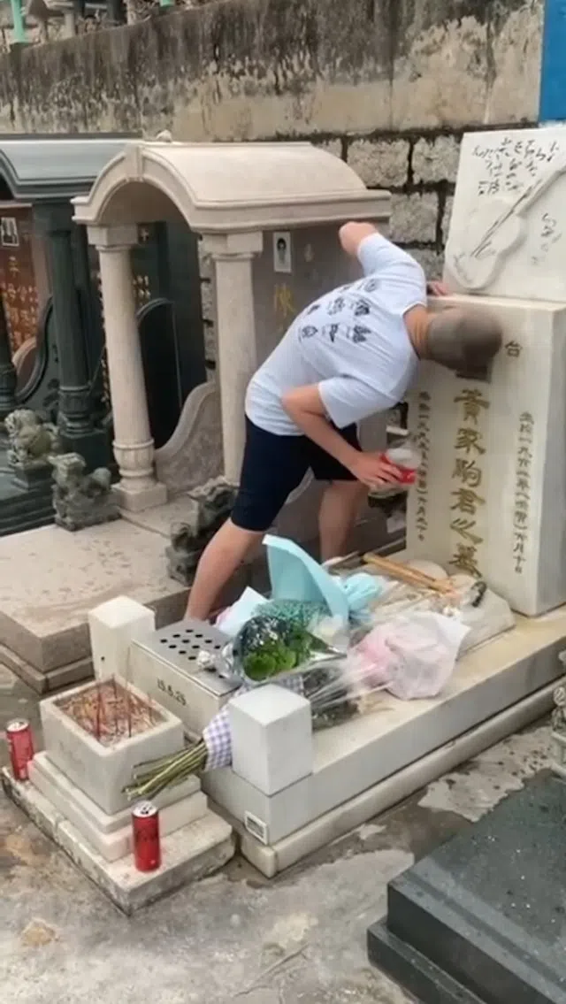 一名15岁男学生对黄家驹坟墓淋泼可乐及用铁锤毁坏，并拍视频上网，后来被警方逮捕。（互联网）