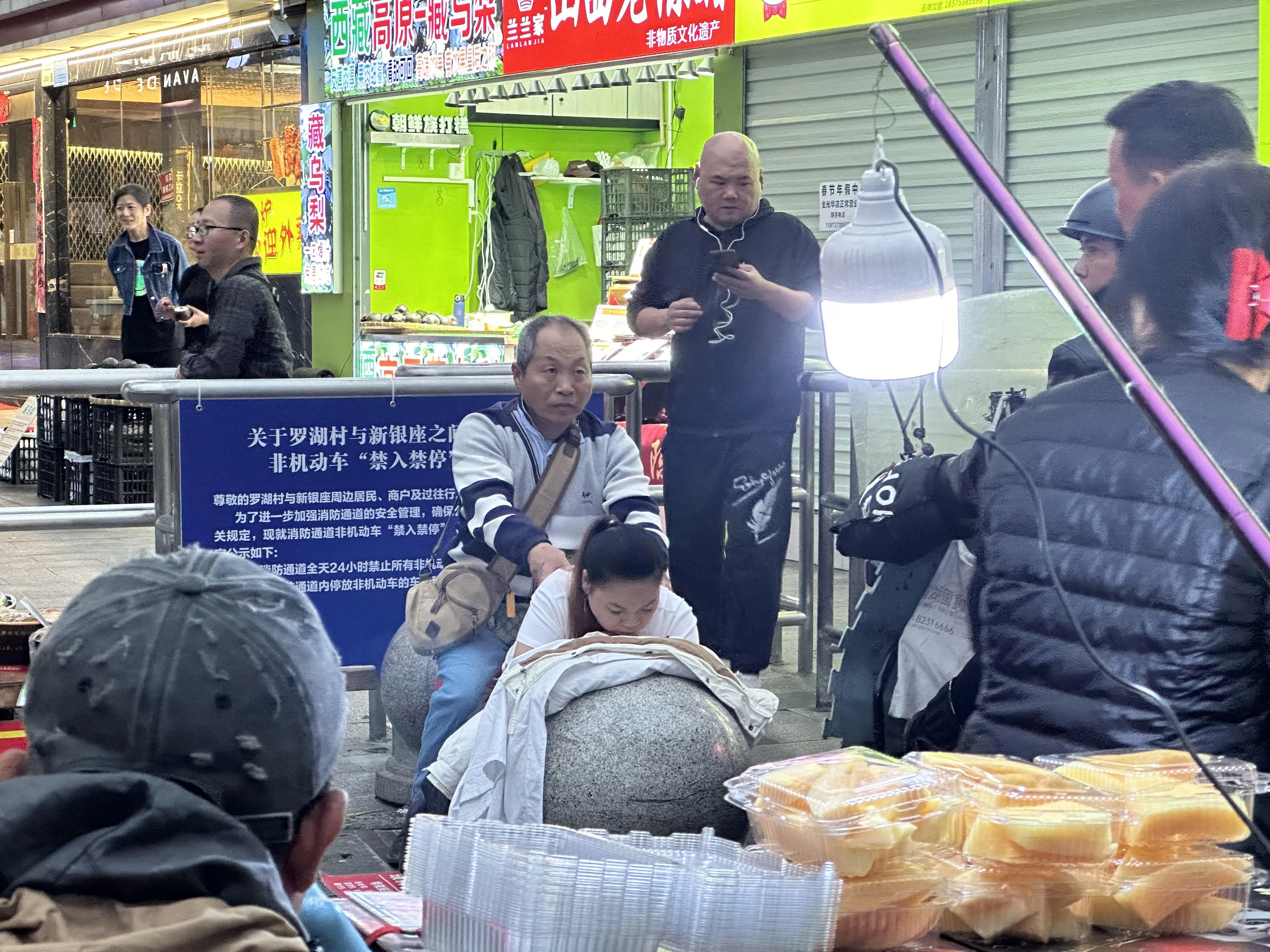 街头按摩总是吸引路人的目光，原本应放松身心的体验，却因周围的注视而增添了几分局促与不安，反而带来更多的尴尬与不适。（林煇智摄）