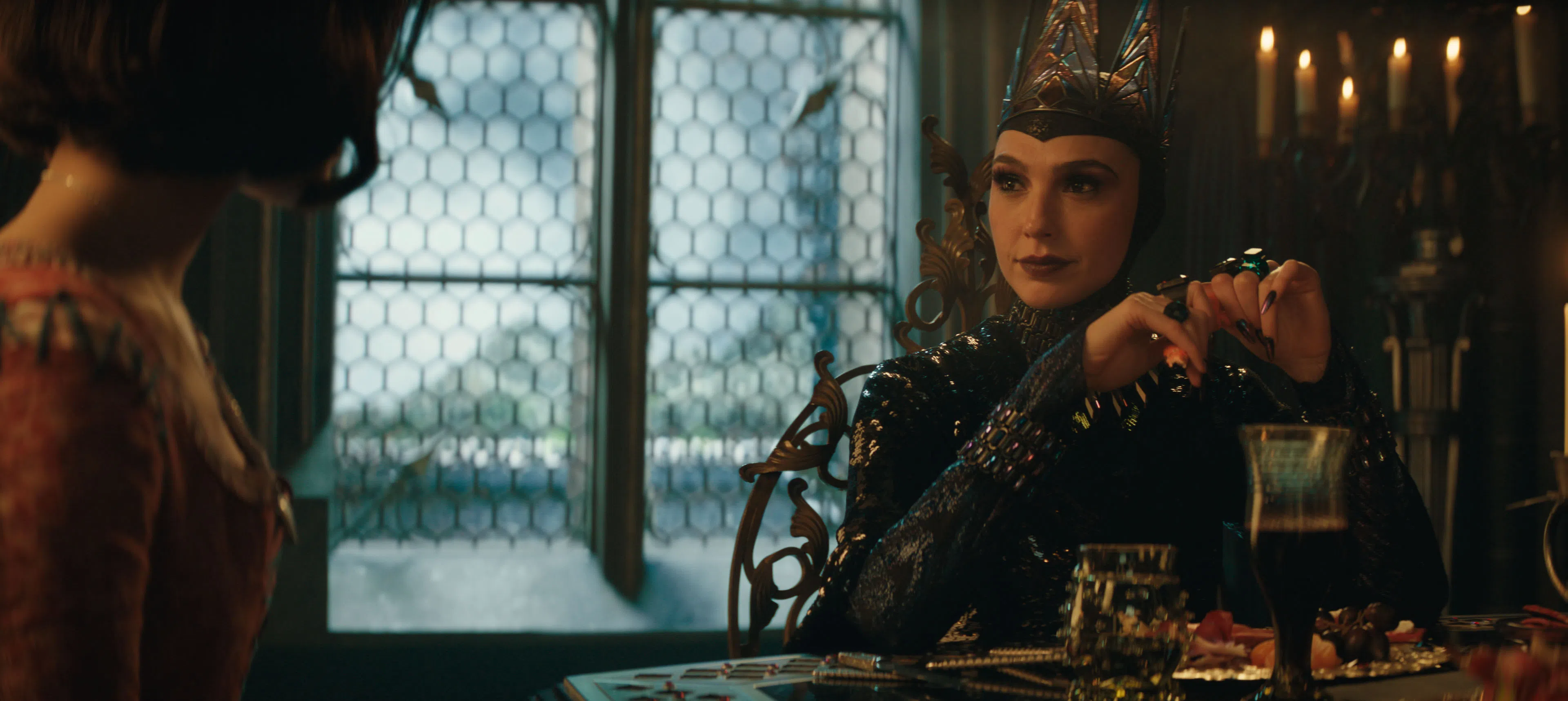 Gal Gadot诠释嫉妒白雪公主美貌的坏皇后，气场十足。（迪士尼提供）