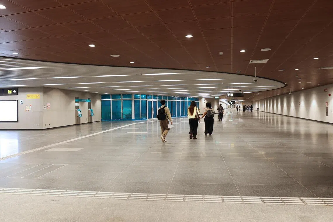 爱德华太子路站采用波浪形天花板，以纪念本地海滨历史与航海社群。（邬福梁摄）